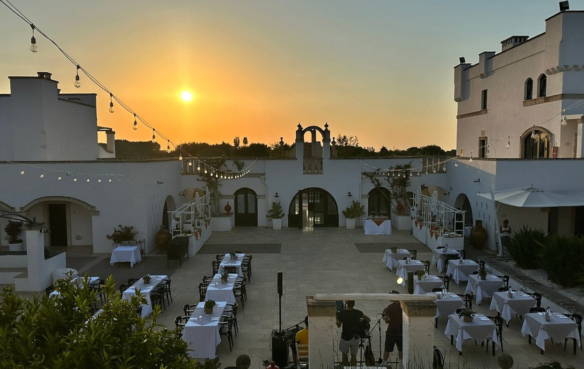 Corte della masseria allestita per cena al tramonto