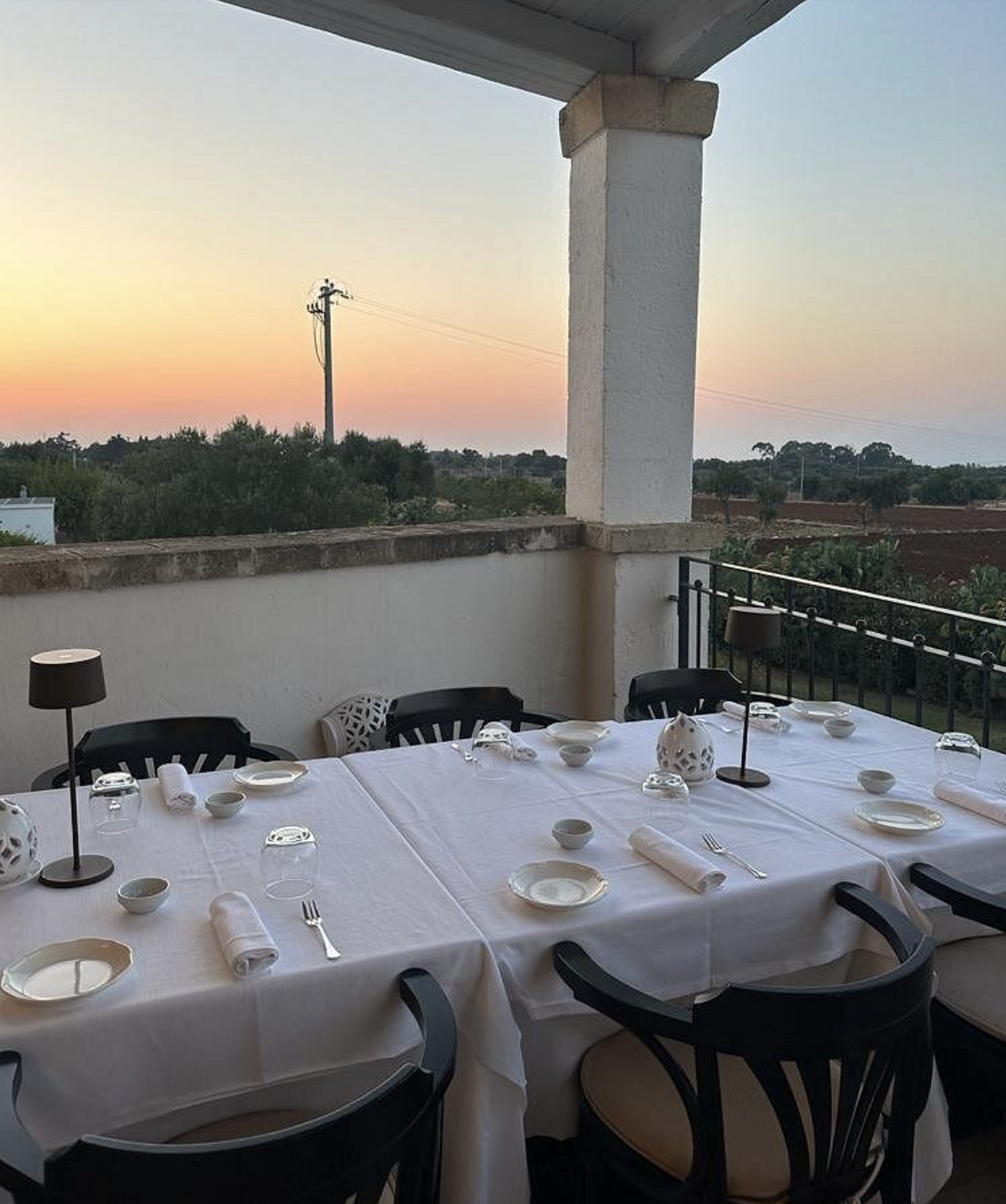 Cena al tramonto sulla terrazza del resort