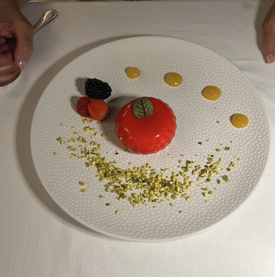 Dessert scenografico servito durante una cena al resort