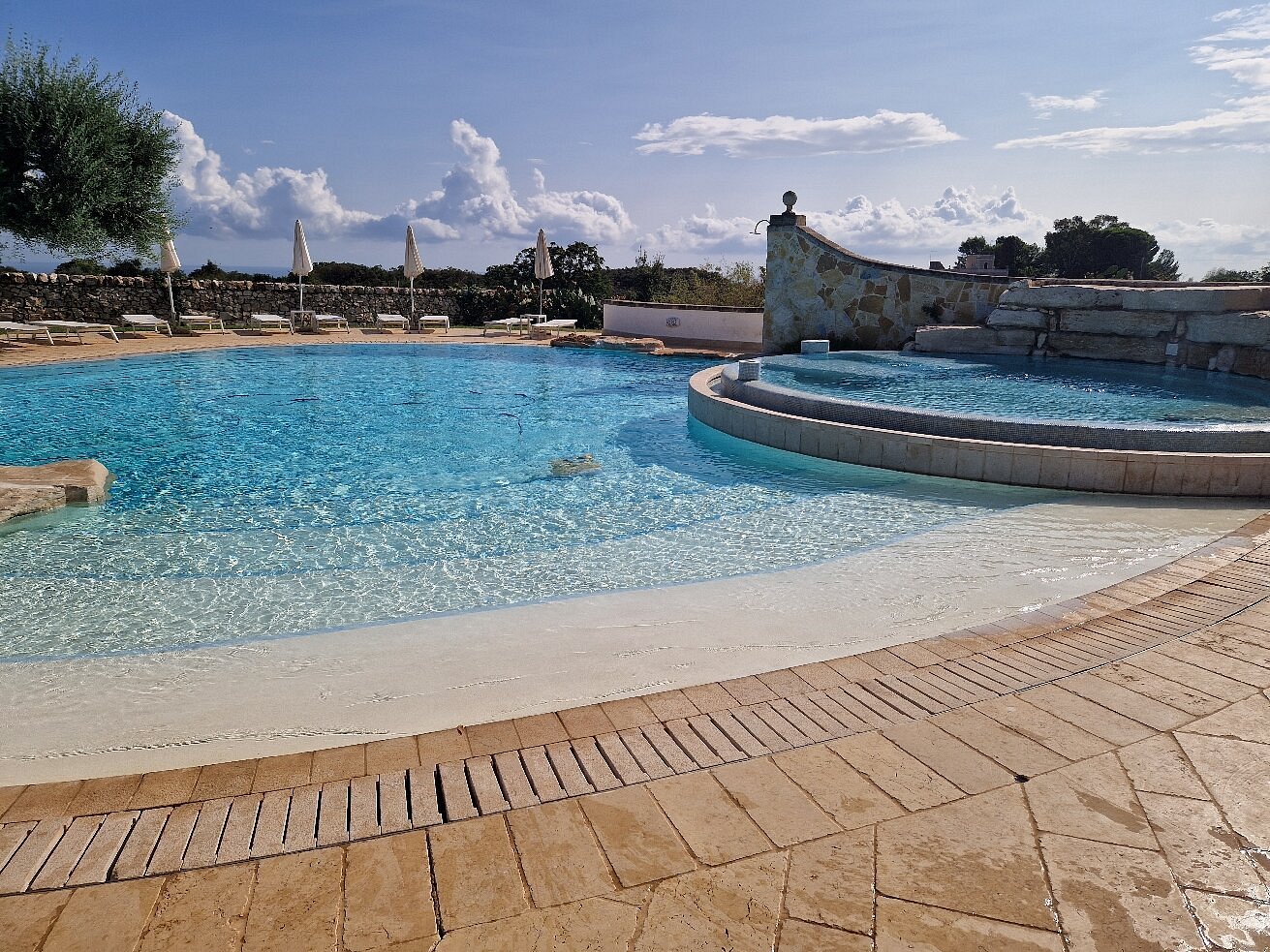 Piscina panoramica del resort con vista sulla campagna