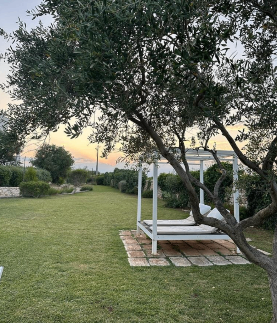 Angolo relax nel giardino con daybed tra gli ulivi