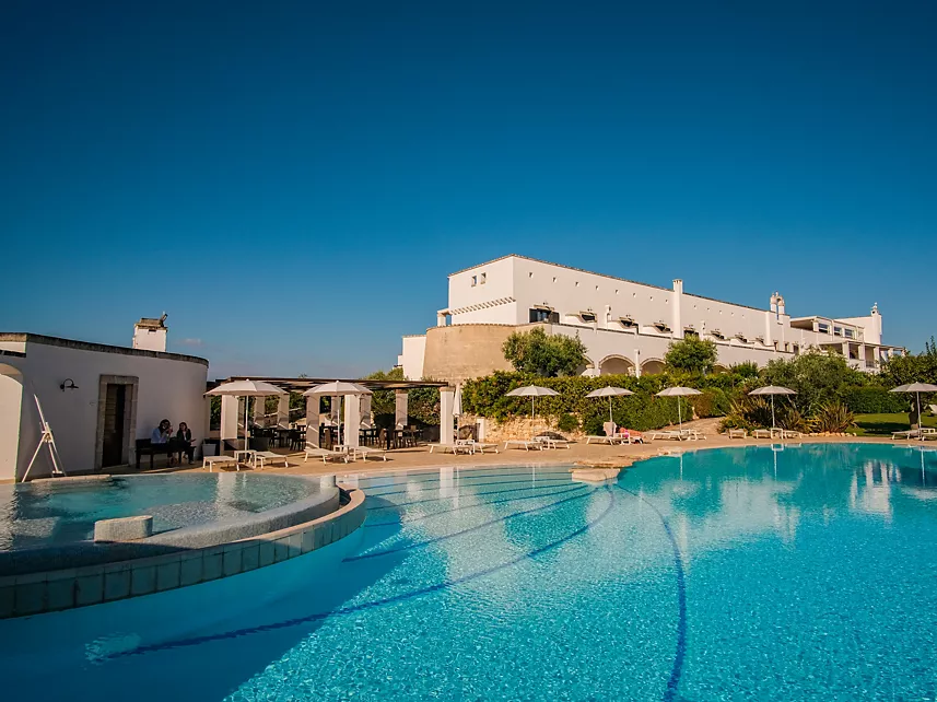 Borgobianco Resort & Spa — vista della masseria e della piscina su Polignano a Mare