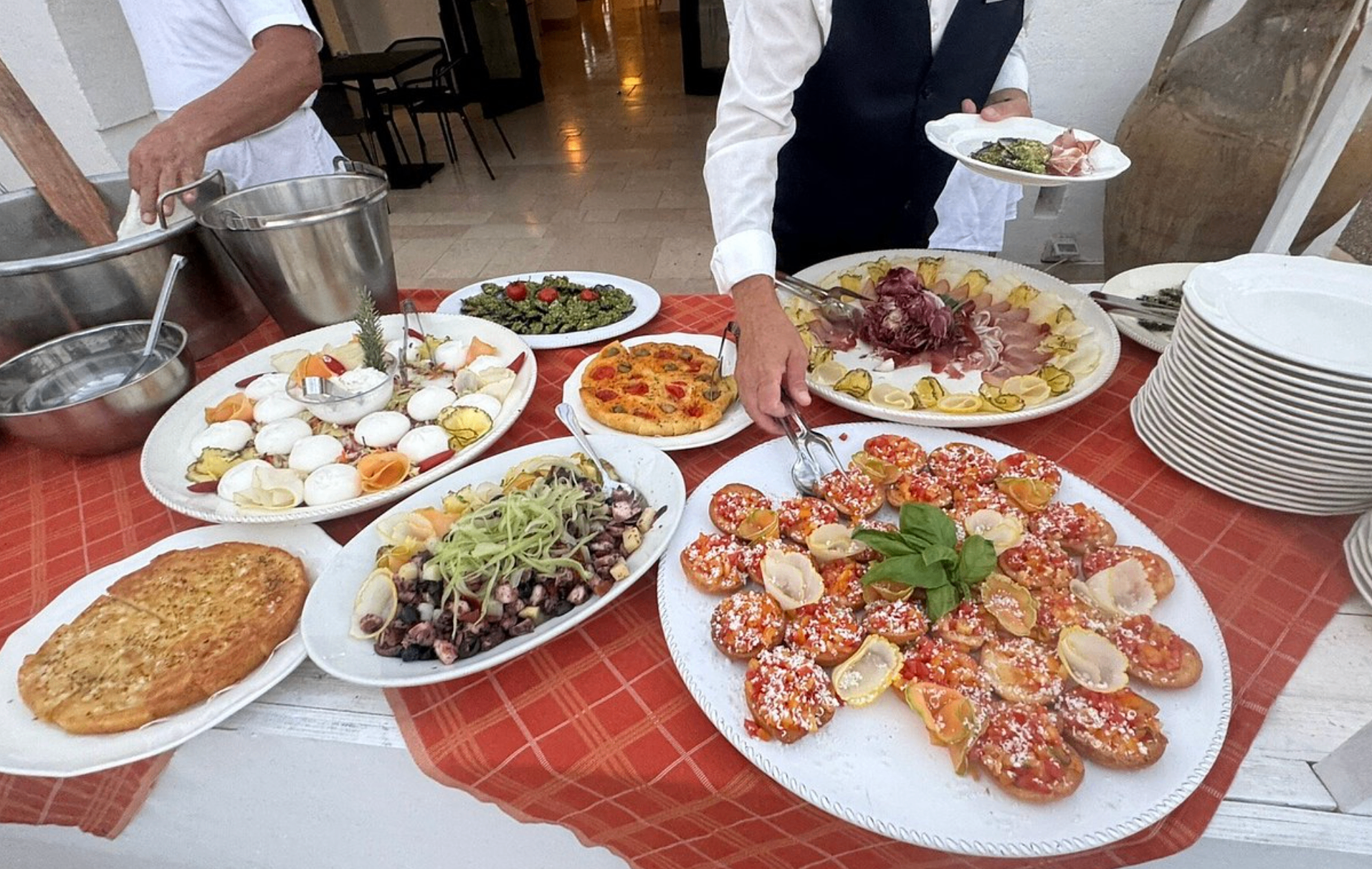 Buffet pugliese con specialità locali servite dagli chef