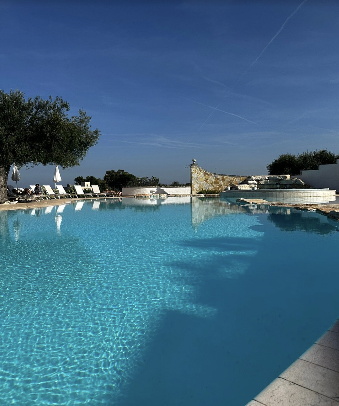 Dettaglio della piscina con acqua turchese intensa