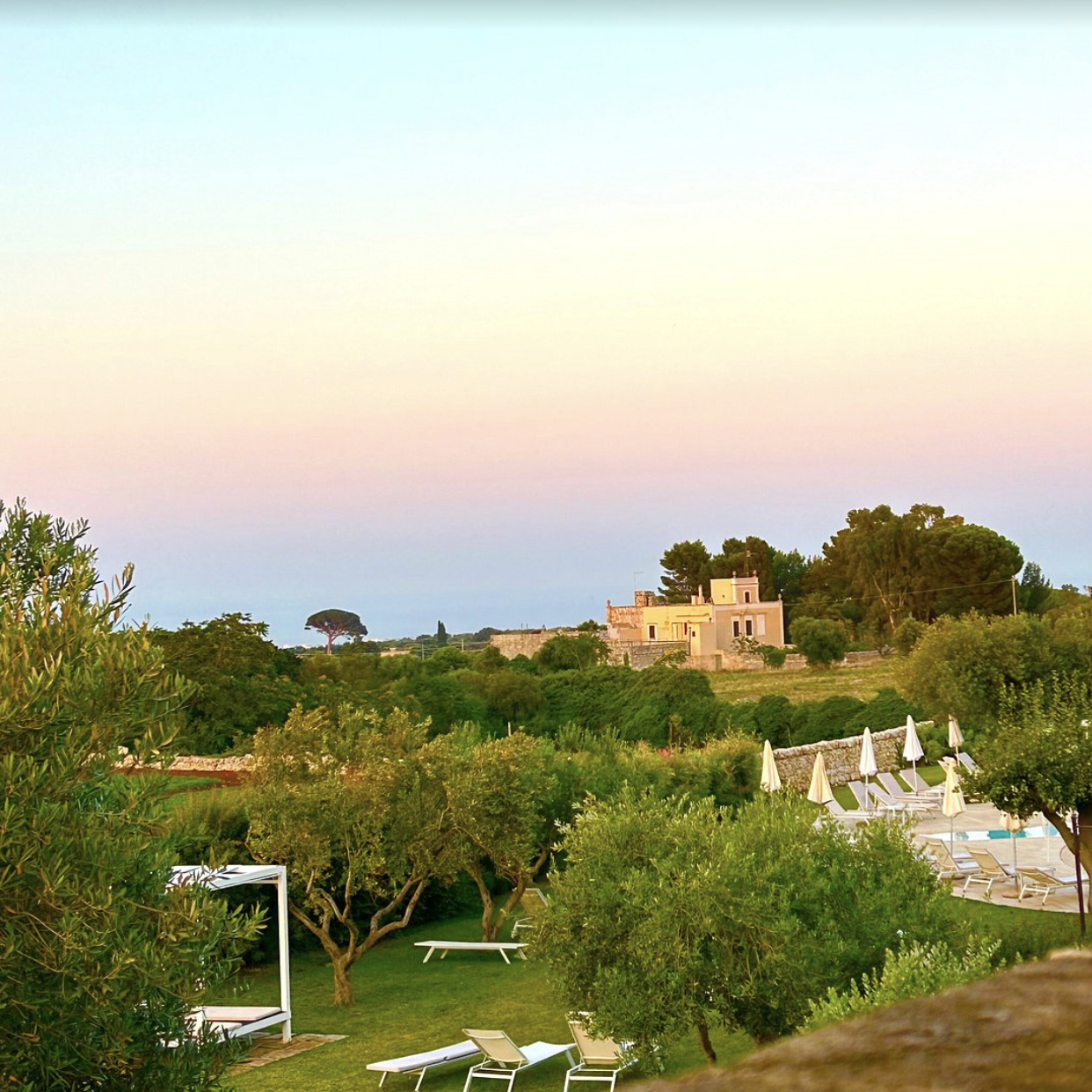 Giardino della masseria al tramonto con cielo pastello