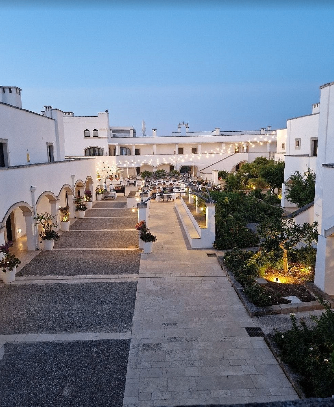 Corte interna della masseria al tramonto