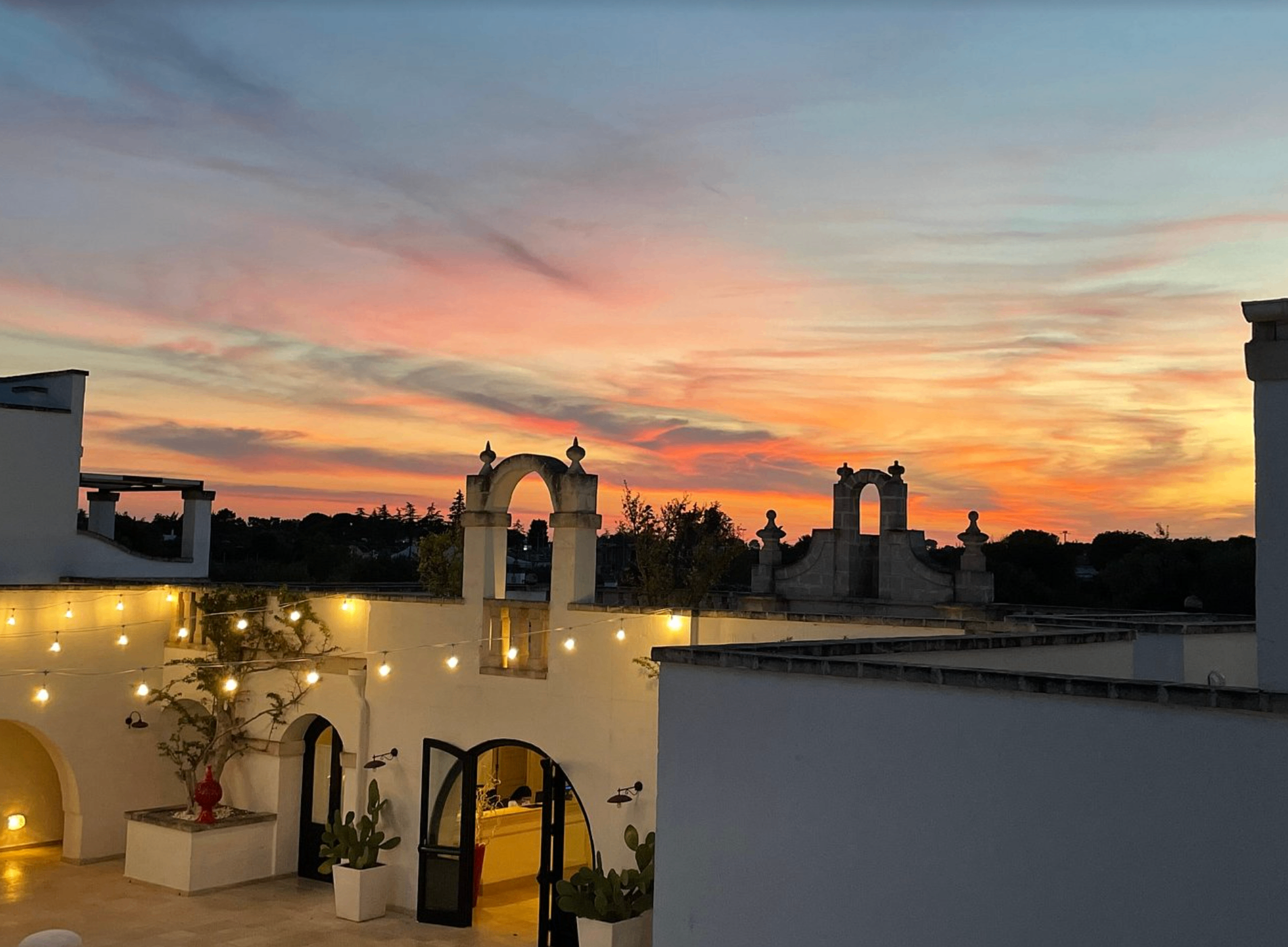 Vista sui tetti della masseria al tramonto